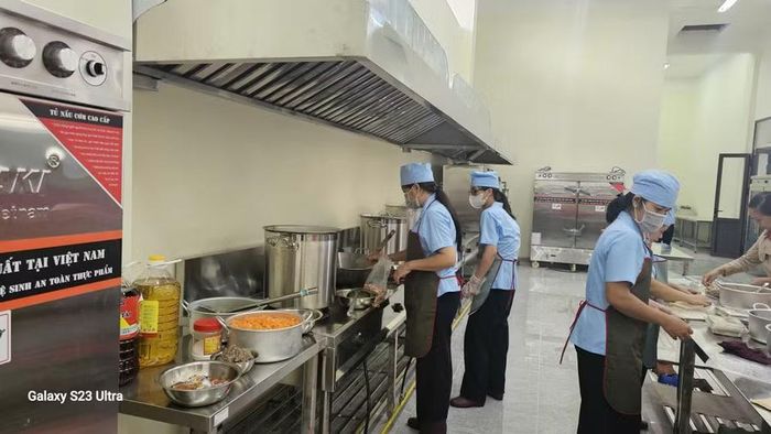 Khu vực bếp ăn của Trường Phổ thông nội trú Tiểu học & THCS Dục Nông.