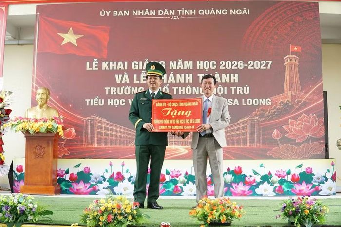 Đảng ủy, Bộ Chỉ huy Quân sự tỉnh Quảng Ngãi tặng quà cho thầy và trò Trường Phổ thông nội trú Tiểu học & THCS Sa Loong.