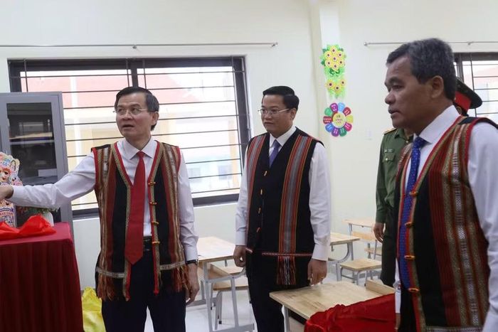 Ông Đoàn Minh Huấn (bìa trái), Ủy viên Bộ Chính trị, Giám đốc Học viện Chính trị Quốc gia Hồ Chí Minh kiểm tra các phòng học của học sinh.