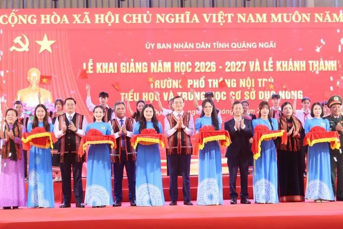 Các đại biểu cắt băng Khánh thành Trường Phổ thông nội trú Tiểu học & THCS Dục Nông.