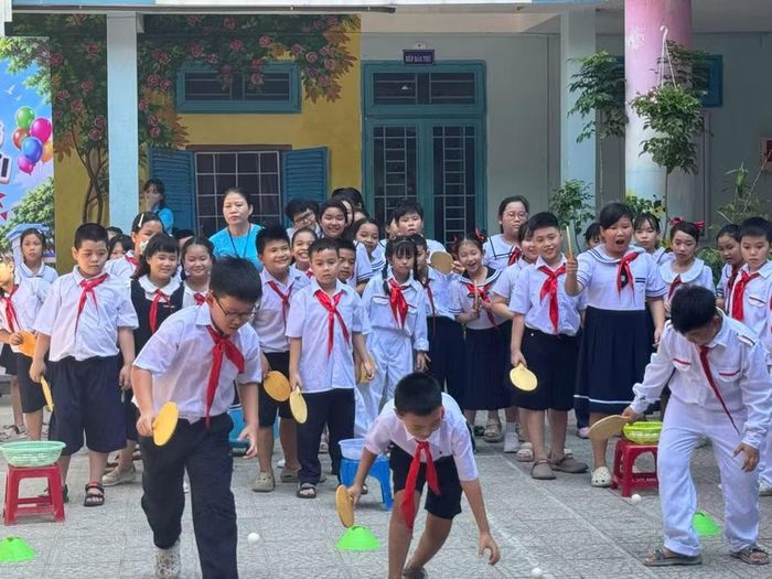 Học sinh Trường Tiểu học Trần Cao Vân hào hứng với các trò chơi tập thể sau Lễ khai giảng.