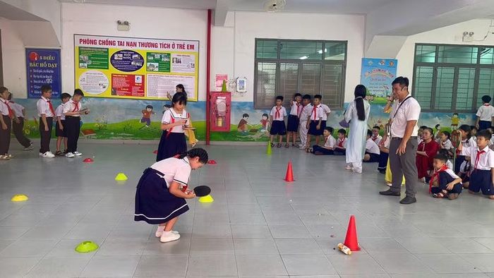 Học sinh Trường Tiểu học Phan Đăng lưu cơ sở Lê Đình Chinh tham gia các hoạt động tập thể tại sảnh chơi.