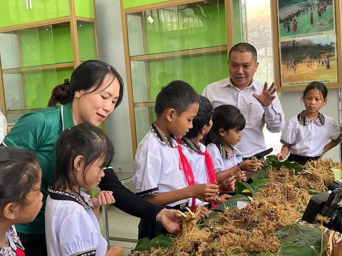 Nhiều học sinh lần đầu tiếp xúc với củ sâm thực tế.