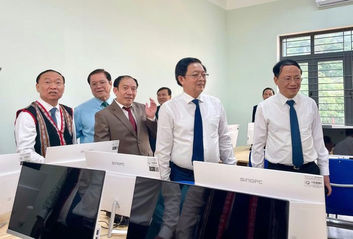 Phó Thủ tướng Hồ Quốc Dũng thăm cơ sở vật chất Trường Phổ thông nội trú Tiểu học và THCS Ia Púch.