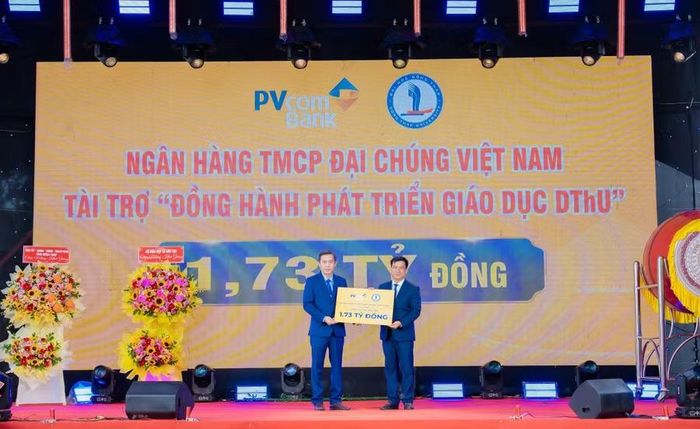 PVcomBank trao tặng Trường Đại học Đồng Tháp gói tài trợ đồng hành phát triển giáo dục và an sinh sinh viên trị giá 1,73 tỷ đồng. Ảnh: Hoài Phong.