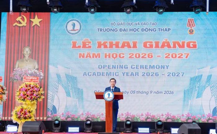  TS Trương Tấn Đạt, Bí thư Đảng ủy, Hiệu trưởng Trường Đại học Đồng Tháp phát biểu tại Lễ khai giảng. ﻿Ảnh: Hoài Phong. 