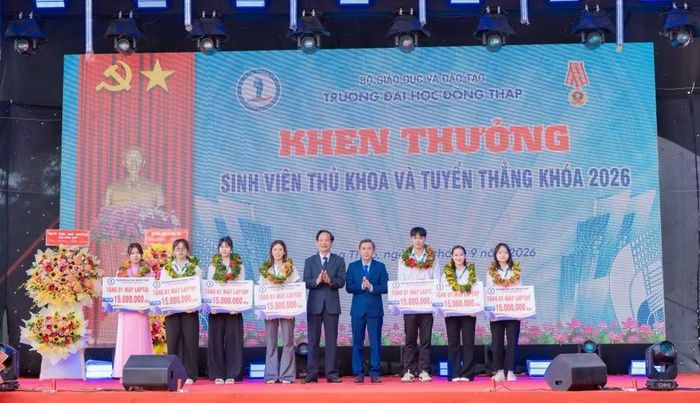 Trường Đại học Đồng Tháp biểu dương, khen thưởng các tân sinh viên được tuyển thẳng và tân sinh viên đạt danh hiệu thủ khoa Trường Khóa tuyển sinh 2026. Ảnh: Hoài Phong.