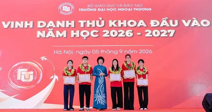 PGS.TS Phạm Thu Hương - Hiệu trưởng Trường Đại học Ngoại thương trao Giấy khen cho các Thủ khoa đầu vào năm học 2026 - 2027.