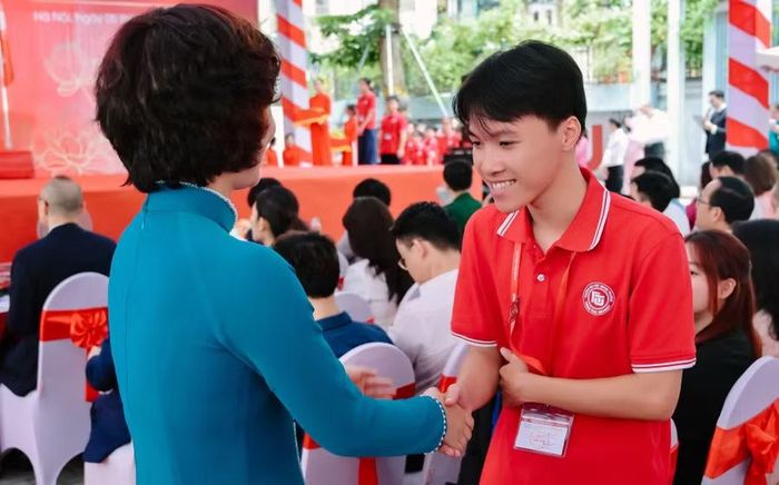 PGS.TS Phạm Thu Hương trò chuyện thân mật và truyền cảm hứng học tập, nghiên cứu khoa học với tân sinh viên.
