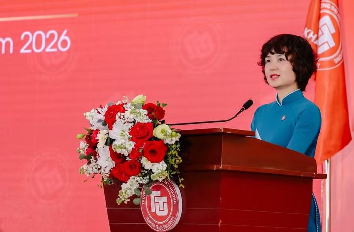 PGS.TS Phạm Thu Hương - Hiệu trưởng Trường Đại học Ngoại thương phát biểu tại buổi Lễ.
