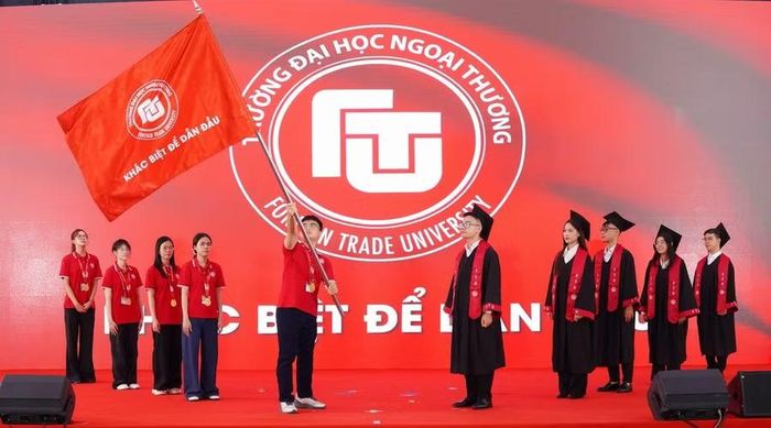 Điểm nhấn tại buổi lễ là nghi thức trao cờ truyền thống từ đại diện Thủ Khoa và Sinh viên tiêu biểu Khóa 61, tốt nghiệp năm 2026 tới các Thủ khoa đầu vào đại diện cho Khóa 65.