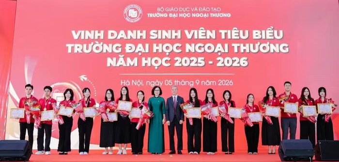 Vinh danh sinh viên tiêu biểu năm học 2025 - 2026.