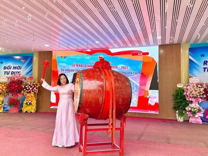 Cô Hiệu trưởng Lê Thị Thu Hường đánh trống khai giảng năm học mới 2026-2027.