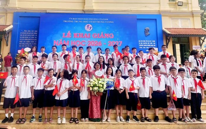 Cô trò Trường THCS Trưng Vương, phường Cửa Nam chụp ảnh kỷ niệm nhân dịp khai giảng năm học mới.