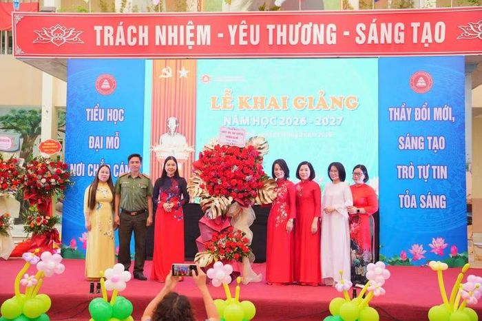 Lãnh đạo phường Đại Mỗ dự lễ khai giảng tại Trường Tiểu học Đại Mỗ.