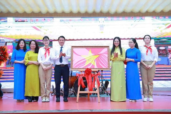 Trường THCS Thái Thịnh được đặc khu Trường Sa tặng cây bàng vuông và lá cờ Tổ quốc được đóng dấu các đảo nhân dịp năm học mới 2026-2027.