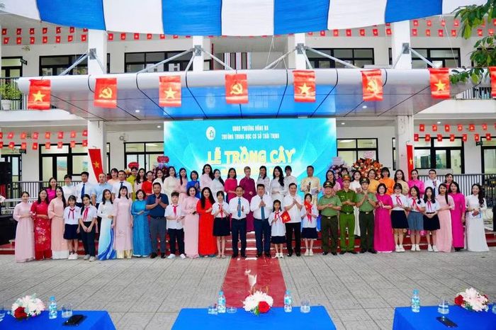 Các đại biểu cùng đại diện học sinh chụp ảnh và tham gia lễ trồng cây.