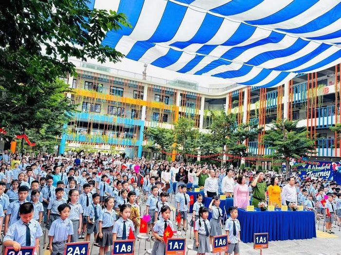 Thầy trò Trường Tiểu học Đô thị Sài Đồng, phường Phúc Lợi dự lễ khai giảng sáng 5/9.