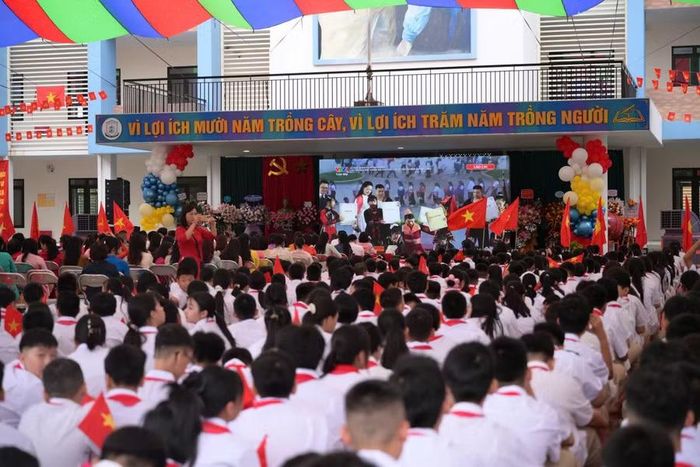 Học sinh Từ Sơn hân hoan chào mừng năm học mới.