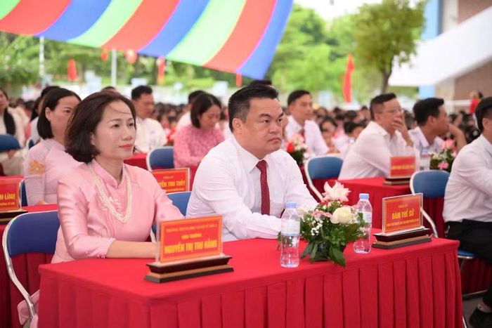 Ông Đàm Thế Sử - Chủ tịch UBND phường Từ Sơn dự, chung vui ngày khai giảng với Trường THCS Từ Sơn 2.