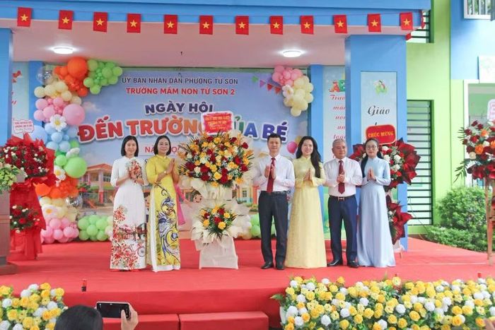 Lãnh đạo phường Từ Sơn chúc mừng Trường Mầm non Từ Sơn 2.