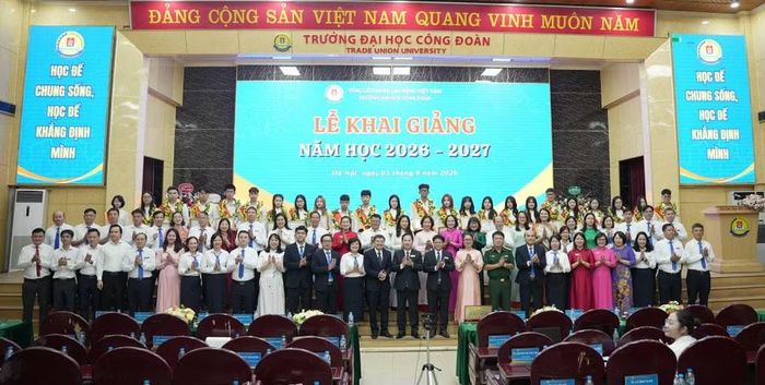 Lãnh đạo Trường Đại học Công đoàn, cán bộ, giảng viên chụp ảnh lưu niệm cùng Thủ khoa đầu vào và các tân sinh viên.