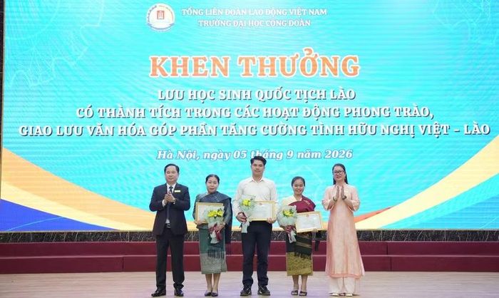 Vinh danh khen thưởng lưu học sinh Lào.
