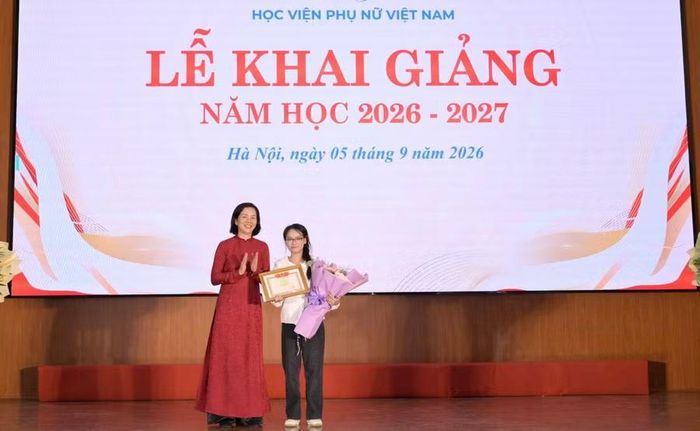 Bà Nguyễn Thị Minh Hương – Phó Chủ tịch Hội Liên hiệp Phụ nữ Việt Nam trao học bổng cho sinh viên Nông Thị Bông - ngành Kinh tế số đạt Thủ khoa đầu vào năm 2026.