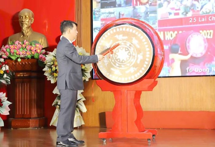 PGS.TS Trần Quang Tiến - Giám đốc Học viện Phụ nữ Việt Nam đánh trống khai giảng năm học mới.