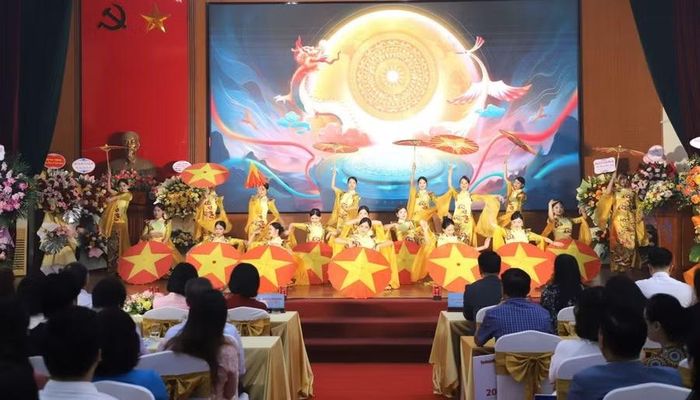 Văn nghệ chào mừng năm học mới.