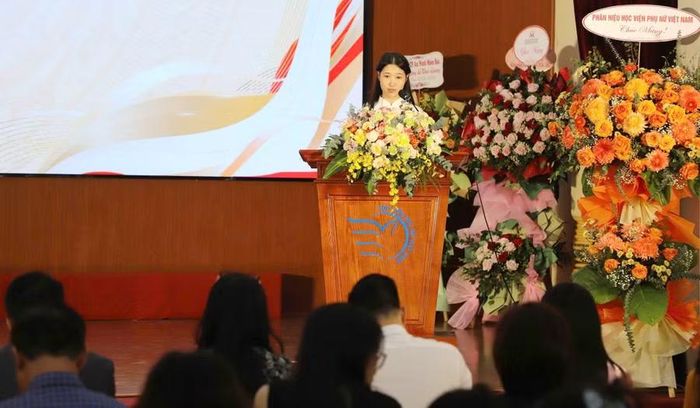 Tân sinh viên Phạm Ngọc Hạ chia sẻ tại buổi lễ.