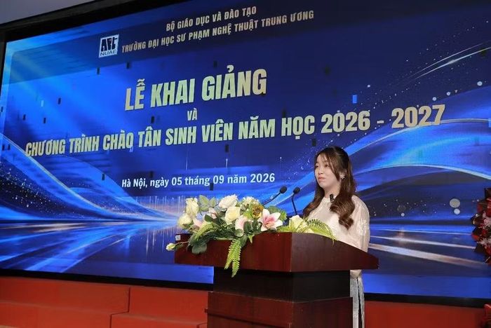 Tân sinh viên Nguyễn Mai An chia sẻ tại buổi lễ.