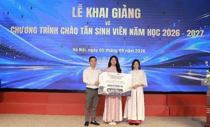 Tân sinh viên Quách Thảo Hà - K14 Đại học Thanh nhạc nhận học bổng dành cho thủ khoa tuyển sinh đại học chính quy năm 2026 từ Viện Khoa học Giáo dục Yoshine Melody và Life Prep Academy.