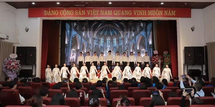 Văn nghệ chào mừng năm học mới.