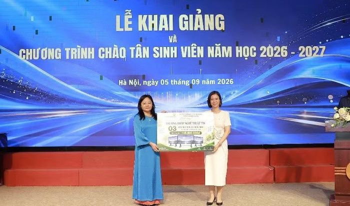 Bà Trịnh Thị Thanh - Phó Bí thư Đảng ủy, Phó Hiệu trưởng Nhà trường đón nhận 3 màn hình tương tác thông minh trị giá 145.800.000 đồng từ bà Nguyễn Thu Phương - Phó Bí thư Đảng ủy, Phó Giám đốc Vietcombank Chi nhánh Nam Thăng Long trao tặng.