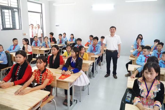 Thầy Nguyễn Hữu Trung, giáo viên Khoa học tự nhiên Trường Phổ thông nội trú TH&THCS Anh Sơn gặp mặt, động viên học sinh lớp chủ nhiệm ngay sau lễ khai giảng. Ảnh: Hồ Lài