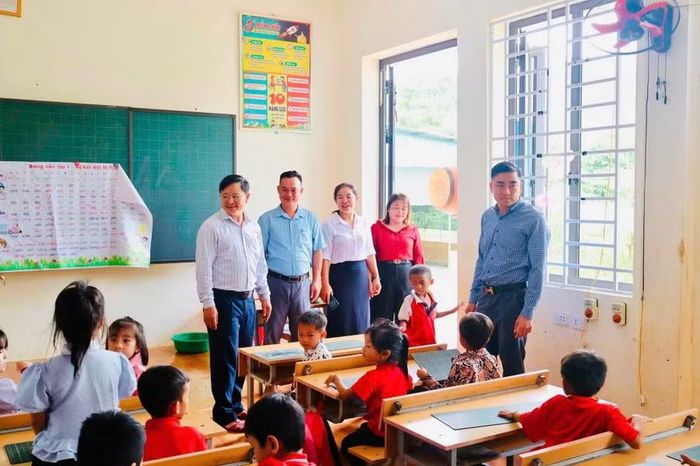 Lãnh đạo xã Nhôn Mai (Nghệ An) thăm và động viên giáo viên và học sinh vào lớp 1 đang học tuần lễ 0 trước ngày khai giảng. Ảnh: NTCC
