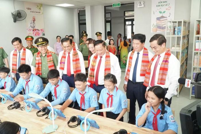 Bộ trưởng Bộ Công an tặng thư viện điện tử cho Trường Phổ thông nội trú TH&THCS Anh Sơn. Ảnh: Hò Lài