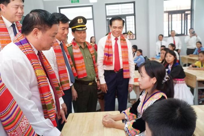 Lãnh đạo tỉnh Nghệ An trò chuyện với học sinh Trường Phổ thông nội trú TH&THCS Anh Sơn (xã Anh Sơn, Nghệ An) sau lễ khai giảng. Ảnh: Hồ Lài