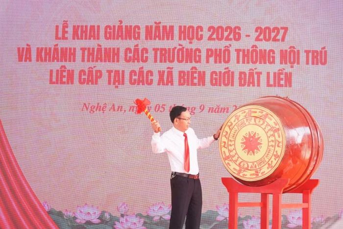 Ông Lương Văn Võ, Hiệu trưởng Trường Phổ thông nội trú TH&THCS Anh Sơn đánh trống khai giảng năm học mới 2026 - 2027.