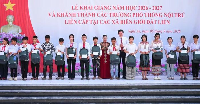 Lãnh đạo Ủy ban MTTQ Việt Nam tỉnh Nghệ An trao quà cho học sinh có hoàn cảnh khó khăn tại Trường Phổ thông nội trú TH&THCS Môn Sơn (xã Môn Sơn, Nghệ An). Ảnh: Hồ Lài