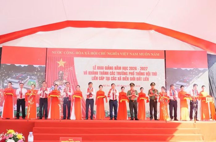 Cắt băng khánh thành Trường Phổ thông nội trú TH&THCS Anh Sơn (xã Anh Sơn, Nghệ An). Ảnh: Hồ Lài