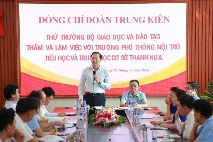 Thứ trưởng Đoàn Trung Kiên cùng đoàn công tác đến thăm và làm việc tại Trường Phổ thông nội trú Tiểu học và Trung học cơ sở Thanh Nưa.