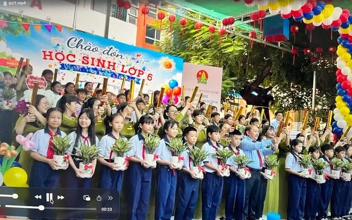 Nghi thức chào đón học sinh lớp 6 tại Trường THCS Nguyễn Văn Trỗi (phường An Phú, TPHCM) trong lễ khai giảng năm học 2026-2027