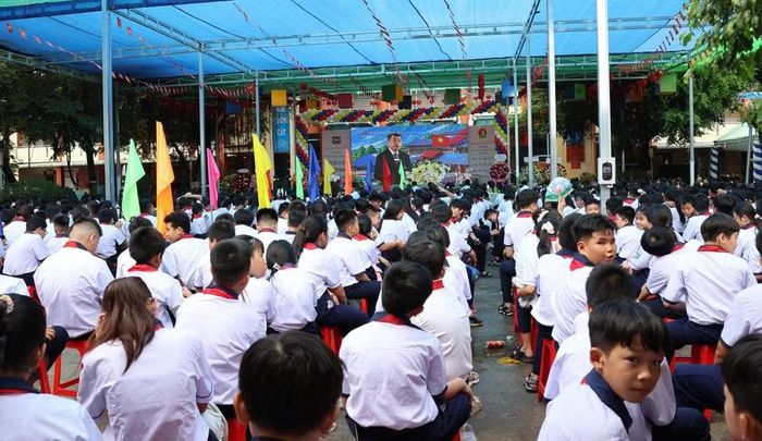 Học sinh Trường THCS Nguyễn Văn Trỗi trong lễ khai giảng chung của cả nước