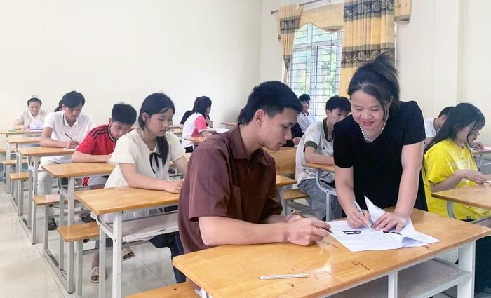Giáo viên Trường THPT Mường Lát đang nhiệt tình hướng dẫn học sinh ôn thi.