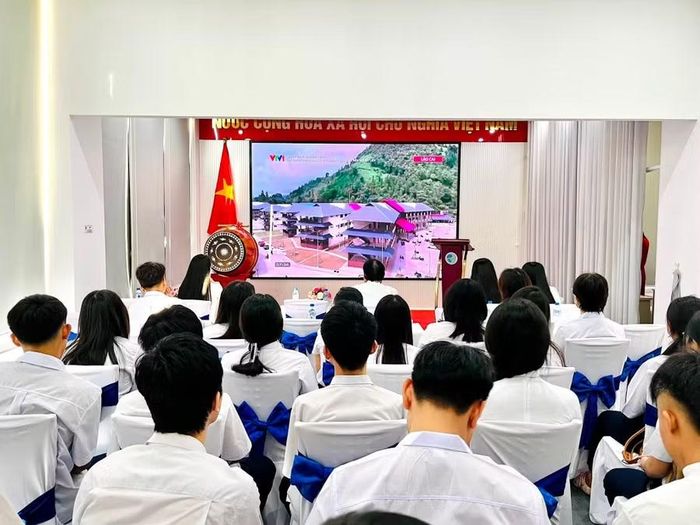 Học sinh xem truyền hình trực tiếp lễ khai giảng theo chương trình chung của Bộ GD&ĐT.