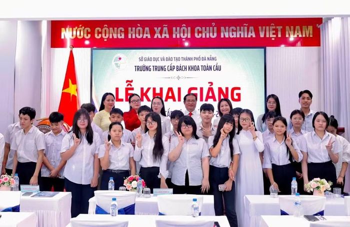 Học sinh tham dự Lễ khai giảng năm học mới.