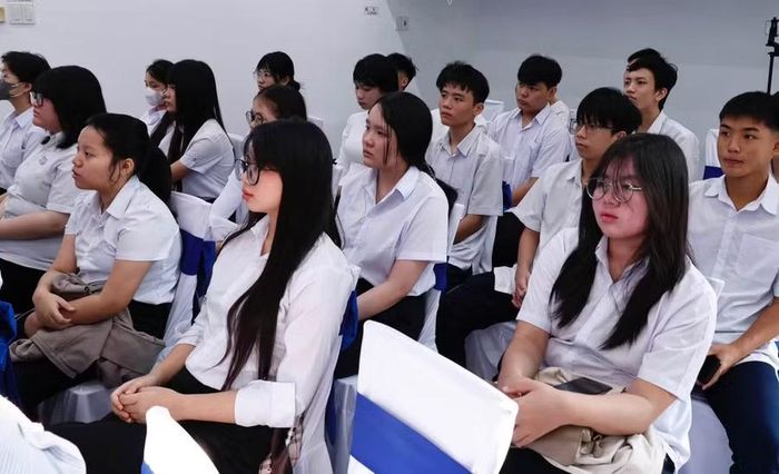 Học sinh Trường Trung cấp Bách khoa Toàn Cầu tham dự lễ khai giảng.
