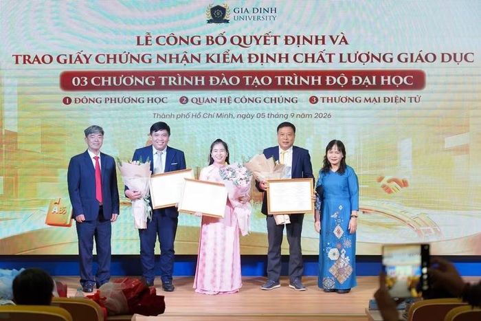 Đại diện Trường Đại học Gia Định đón nhận chứng nhận kiểm định chất lượng 03 chương trình đào tạo.